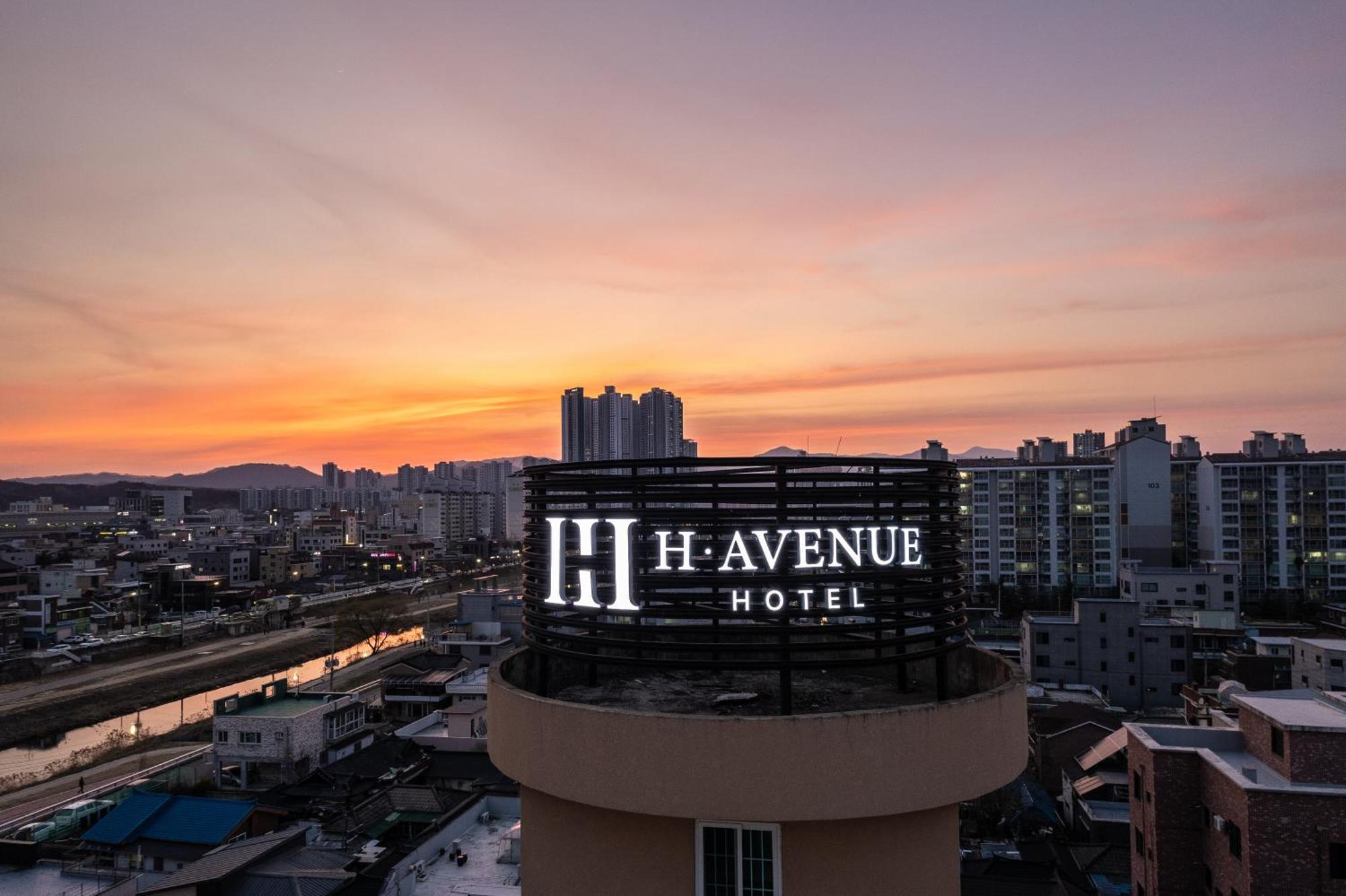Готель H Avenue Чхунчхон Екстер'єр фото